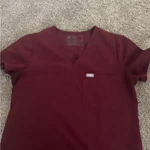 Figs 1 pocket top; Burgundy